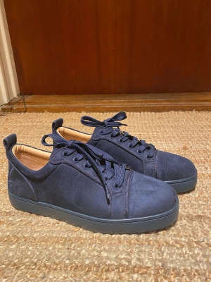 Mörkblå loubs - Ett par fett snygga mörkblå loubs. Använda endast en gång på grund av att de är för små. Inga defekter, inga fläckar och de är helt nya. Priset är som det är och det förstår du nog!😁