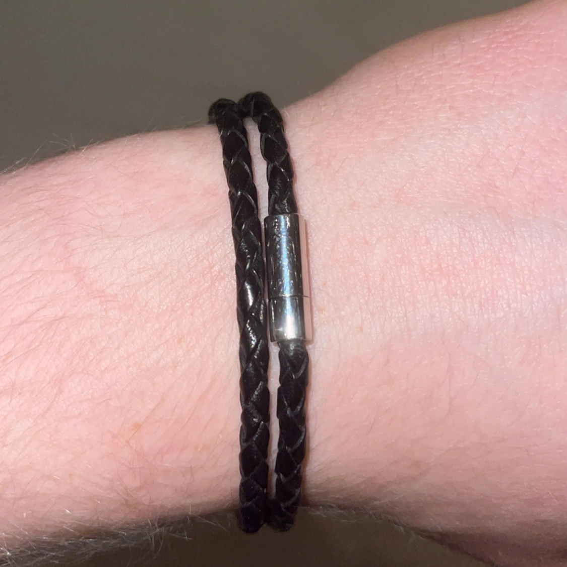 Svart flätat armband från Skultuna - 1
