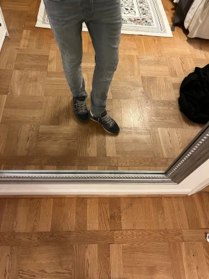 Grå slim fit jeans från Jack and Jones  - Säljer desaa par gråa slim fit jeans från Jack and Jones i storlek 28/32   Materialet är mjukt och stretchigt denim för skön komfort. Perfekt för dig som gillar stilrena och moderna jeans. Endast använt enstaka gånger skick 9/10