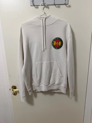 Marcelo burlon hoodie - Säljer en Marcelo burlom hoodie som bara hänger i garderoben den är i storlek xs men sitter mer som en s/m 
