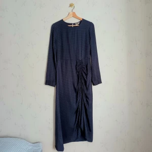 Blå svart klänning - 💙FÖRST TILL KVARN!💙 Jättefin blå asymmetrisk siden matt klänning. Fina volanger på vänstra sidan av klänningen,  nyskick. Fint med klackar, sandaler eller till och med chunky boots och sneakers. Lättstylad till många stilar. Vill bli av med ASAP!🦋