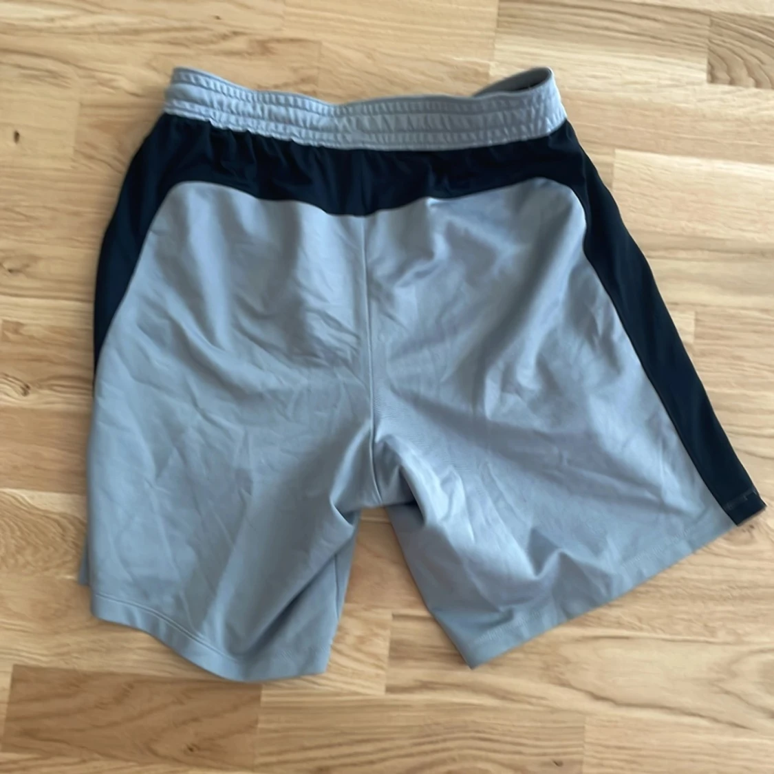 Grå träningsshorts från Under Armour - 2