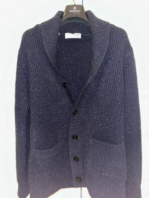 Cardigan  - ALDRIG ANVÄND Schysst svart cardigan perfekt till hösten och vintern. Kan användas som tröja/overshirt och över tröjor och nästan som en jacka med dess värme. Storlek S, men även M. Köpt för runt 8-900