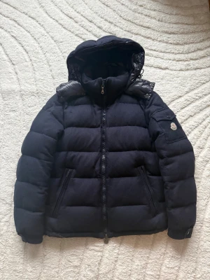Moncler Maya Cashmere Navy - Nypris över 25000kr! Går ej att få tag på! Size 3 sitter som S/M. Flaws finns på jackan, se bilder. Finns någon mer skrapa på armen. Inget som märks vid användning. Därav det låga priset! Garanterar äkthet!