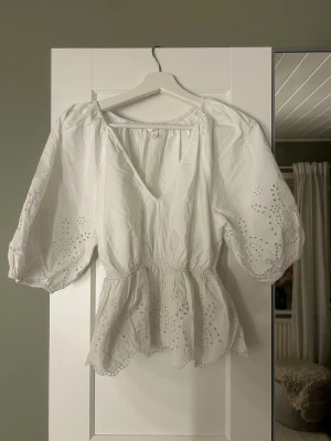 Söt blus  - En vit söt blus som aldrig kommit till användning 💗