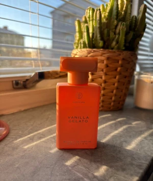 Oakcha Vanilla Gelato Parfym - Trendig parfym i snygg orange flaska från Oakcha. Vanilla Gelato, 50 ml Extrait de Parfum, perfekt för dig som vill sticka ut med en unik doft. Flaskan är stilren och passar perfekt i väskan eller på hyllan. Se bild 2 hur mycket som är kvar 