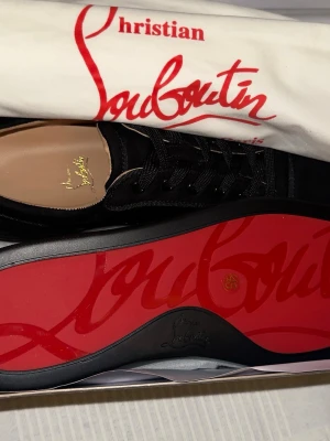 Christian Louboutin svarta - Säljer just nu dessa feta louboutin skorna i storlek 45. De är helt oanvända och både box dustbag m.m medföljer se bilder. Dessa är en perfekt julklapp. Vid frågor är det bara att skriva!!!