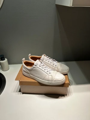 Louboutin skor - Säljer nu mina vita loubs i ett gott skick! Storlek 45-46. Box, dustbag och lappar medkommer. Priset är ej hugget i steg!