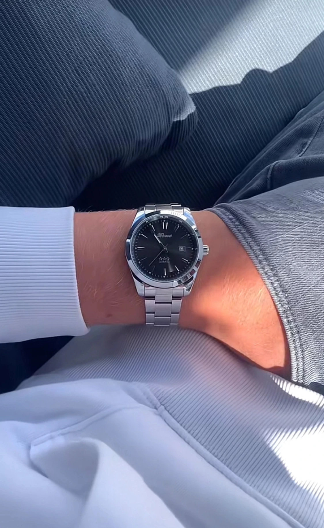 Silverfärgad Doventi klocka med svart urtavla - 1