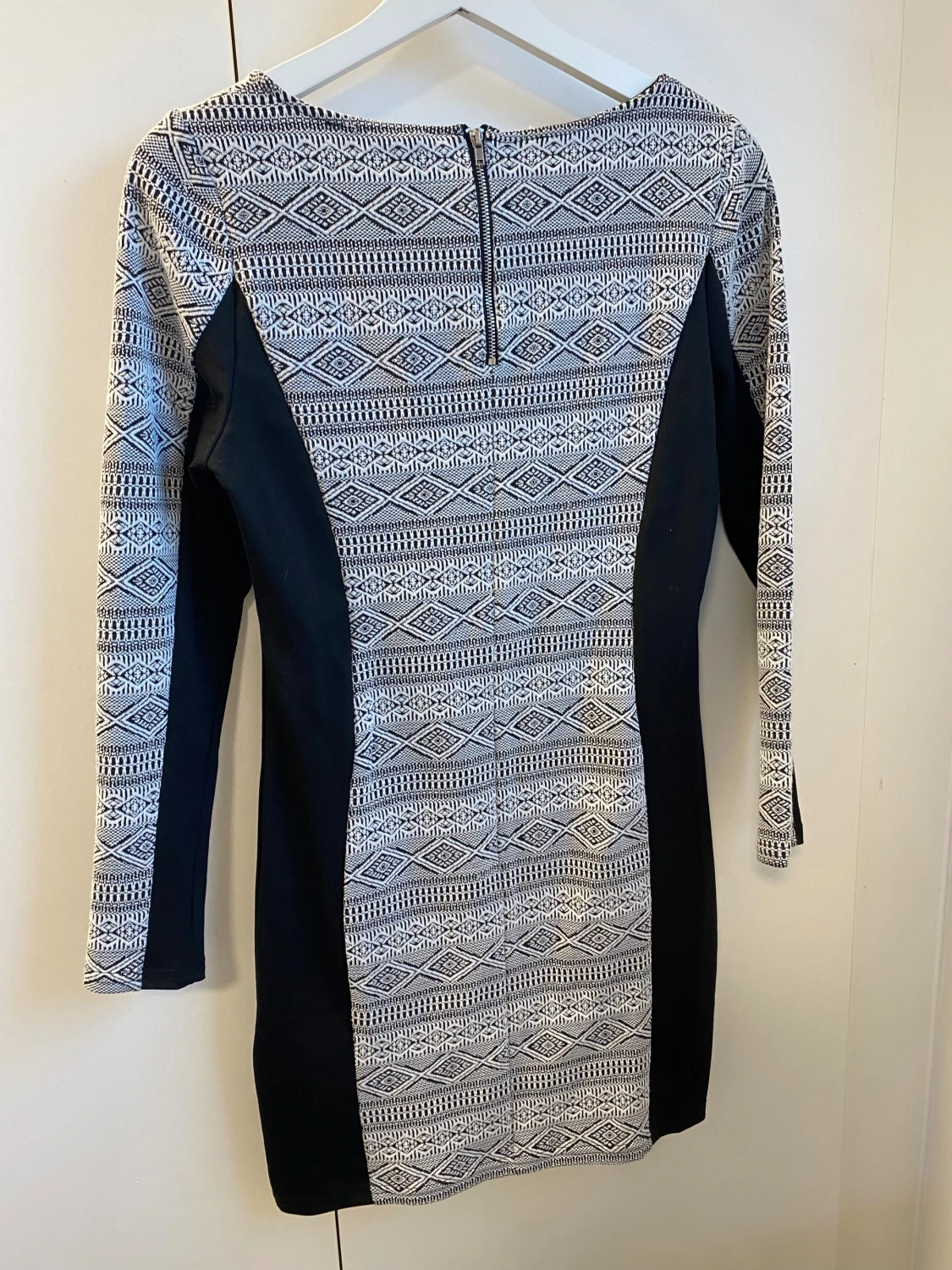 Svartvit mönstrad klänning - 2