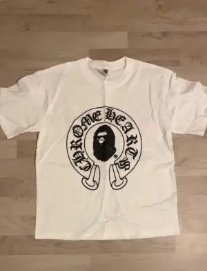 Stilren chrome hearts x bape hoodie till dig som gillar  lite mer archive eller streetwear stil. Material skön bomull. Helt ny