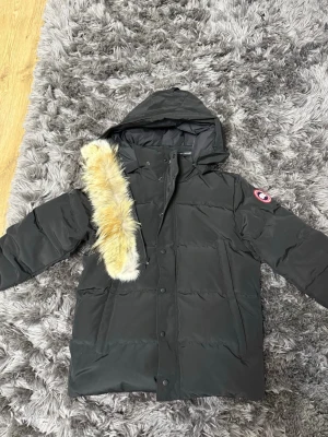 Canada goose jacka  - Säljer min Canada goose jacka, helt ny, aldrig använt, bara klippt bort tagsen, allt är inprincip ny och en riktigt bra jacka. 