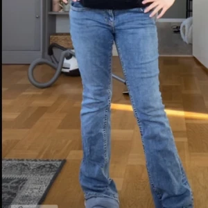 Blå low waist jeans från Gina Tricot  - Säljer dessa low waist jeans från Gina tricot i storlek 38💞 