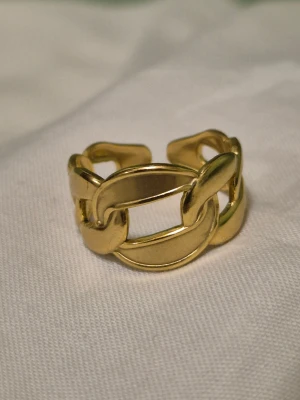 18k Guld platerad ring I stainless steel - Guldpläterad ring I stainless steel. Justerbar!