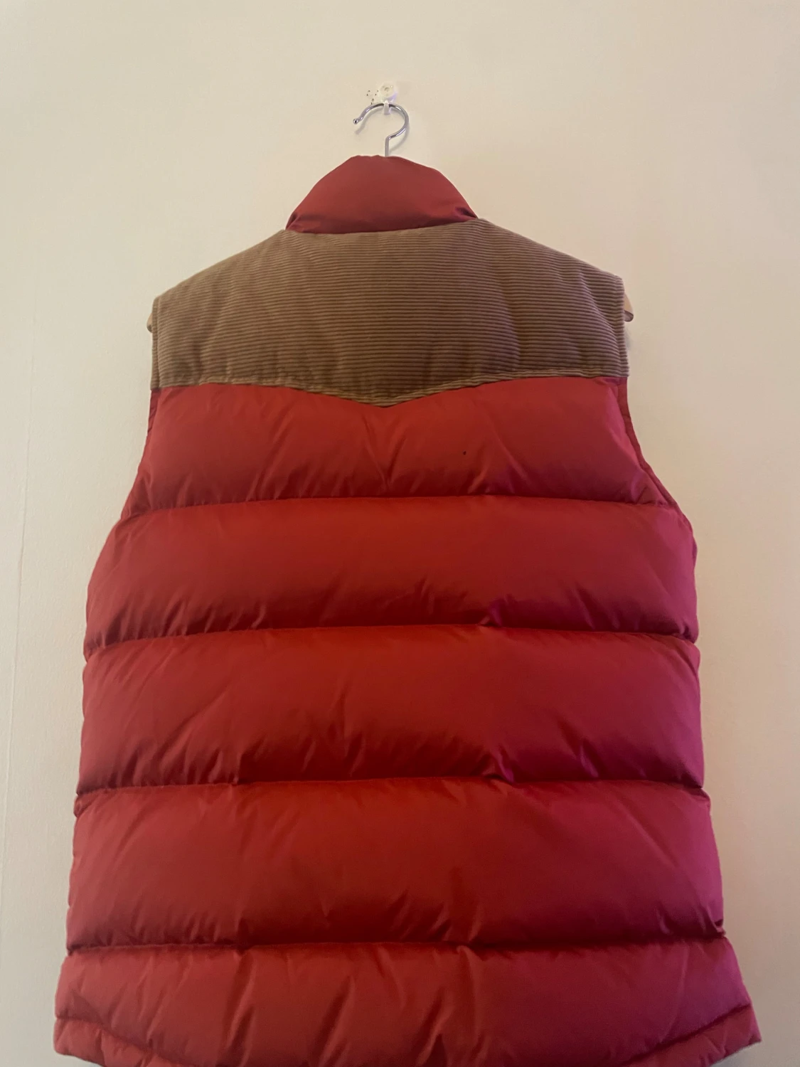 Röd dunjacka från Morris, Small men passar mig som är medium. Västen säljes nt längre i butik därav priset Medium - 6