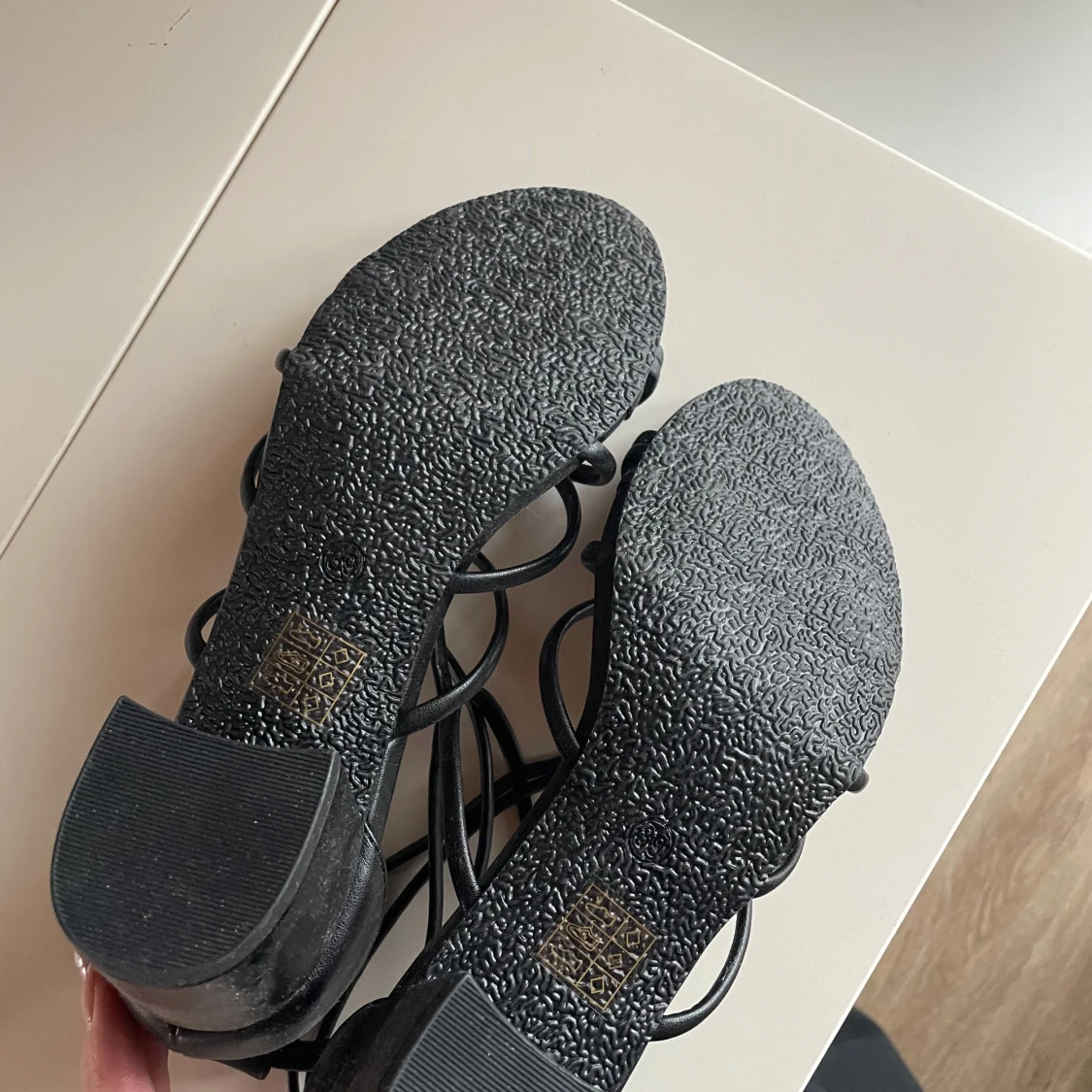 Svarta sandaler med klack och remmar - 1