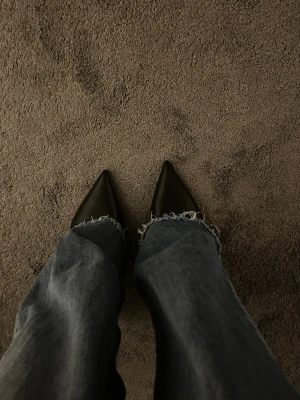 Jeans från nelly - Super snygga jeans från nelly! Storlek 32. Har klippt dem i slutet ”syns på bild”. Passar mig perfekt som är 1,57!