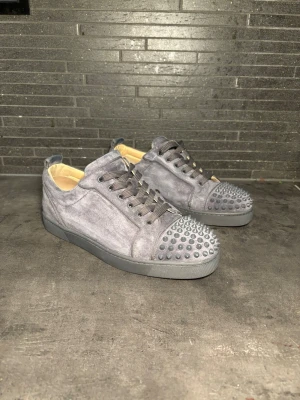 Christian Louboutin  - Säljer dessa otroligt snygga och klassiska louboutin sneakers i topp skick. Storlek 40,5 sitter 41,5-42, endast vid köp av fullpris fås og med annars bara skorna. Kvitto kan uppvisas vid köp 