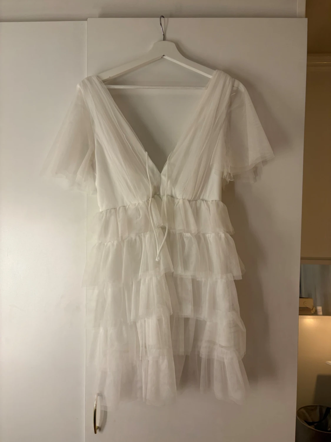 Vit kort volangklänning med öppen rygg - 4