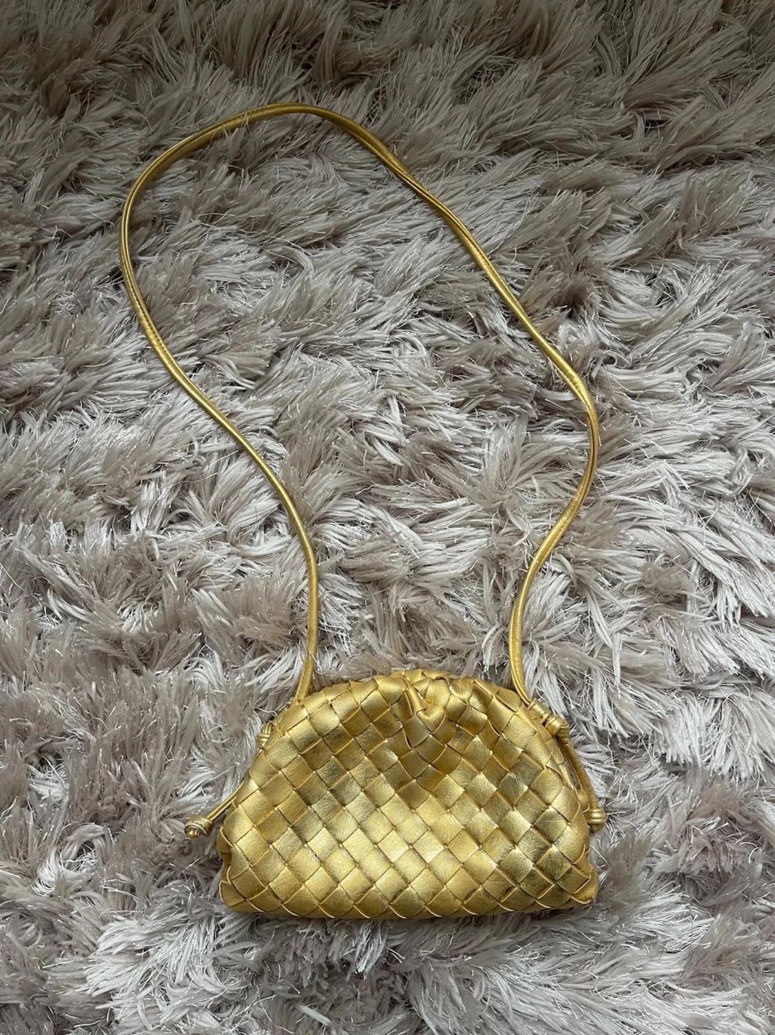 Guldig flätad väska 