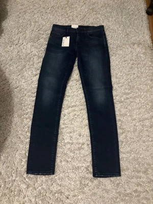 Mörkblå Tiger of sweden jeans W30 L32 - Helt nya tiger of sweden jeans i slimfit alla lappar sitter kvar. Nypris runt 1000 mitt pris 400, priset går att få ner skriv vid intresse!