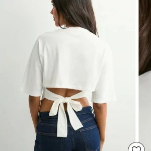 Nelly topp - Open back tie tee från Nelly. Knappt använd. 