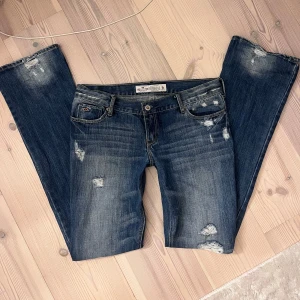 Hollister jeans med slitningar - Vintage Hollister jeans!💖Bootcut och lågmidjade. Supersnygga, säljer pga de e för små och för långa😔 midjemått : 41cm rakt över innerbenslängd: 85cm. Kan tänka mig att sänka priset vid snabb affär