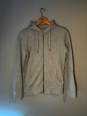 Jack & Jones - Fräsch grå hoodie från Jack and Jones, sparsamt använd och i väldigt fint skick!