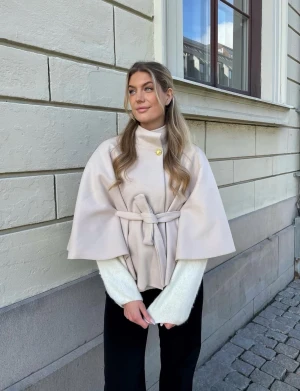 Beige kappa från missay - LÅNAD BILD💓säljer en jättefin beige kappa med knyte och knapp från missay. Kappan är ONE SIZE men passar som xs/s.