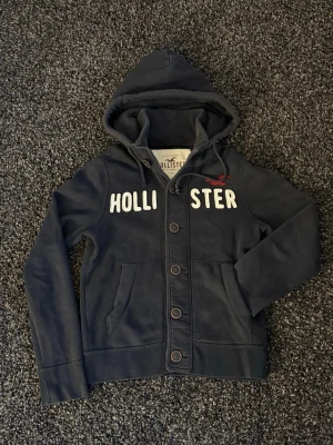Hollister cardigan~sällsynt - Säljer nu denna väldigt eftertraktade hollister cardiganen. Skick 8/10, sjukt snygg och unik. Denna blir såld fort så skynda! Obs går ner i pris vid snabb affär! 