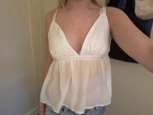 Vit Bik Bok Topp - Topp/linne från Bik Bok i storlek S💗