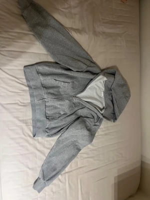 Grå Weekday hoodie - Säljer denna otroligt sköna och snygga hoddie från Weekday. Använd fåtal gånger, syns knappt. Storlek S