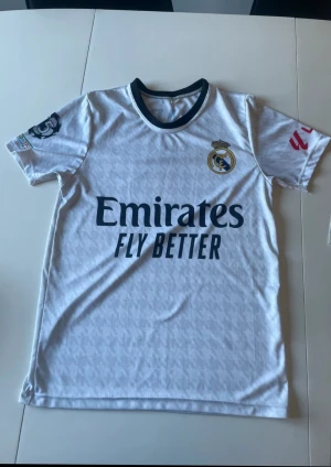 Real madrid tröja - En real madrid tröja, aldrig använd. size S