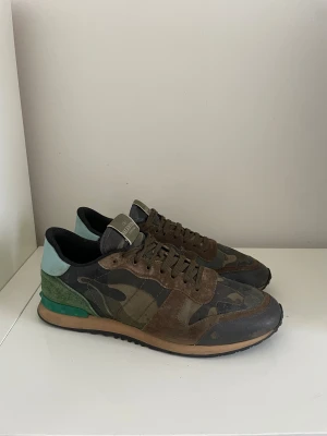 Valentino Rockrunner skor  - Säljer nu dessa Valentino rockrunner skor, skriv för fler bilder/frågor🙌🏼