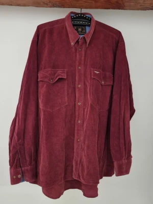 Burgundy corduroy shirt - Corduroy (manchester) shirt in slightly thicker fabric, so more like an overshirt. No defects, all buttons are intact, also the extra buttons. Length: 80 cm 100% cotton 