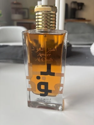 Ameer Al Oudh Intense Oud 100ml - Ameer Al Oudh Intense Oud från Lattafa är en eau de parfum på 100 ml. Snygg flaska och förpackning med guldiga detaljer. Perfekt för dig som vill sticka ut med en unik doftprofil. Den är oanvänd!