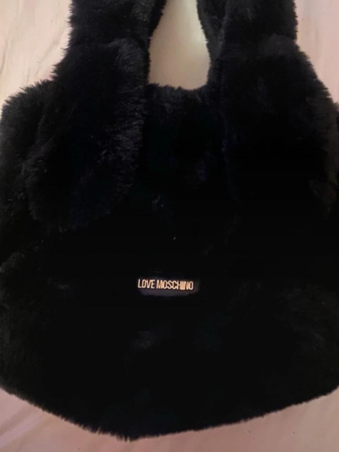 Svart pälsväska från Love Moschino