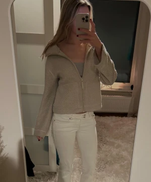 Beige teddyjacka  - Säljer en beige teddyjacka med en dragkedja framtill. Den är från hm och i strl XS.💗