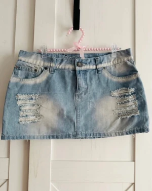 Cool jeanskjol - Säljer denna coola jeanskjol med snygga detaljer💗 Väldigt unik och vintage.  Storlek: L på etiketten men passar M   Obs. Är öppen för förhandling vid snabb affär Hör av er vid frågor 💗💗