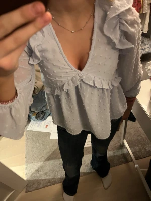 Ljusblå blus - En härlig fin ljusblå blus från Gina tricot, använd 3-4 gånger. Säljer för den har tyvärr blivit för liten. Pris kan diskuteras 