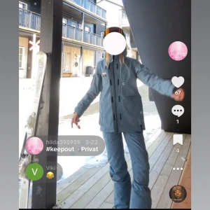 Dope skidset  - Säljer mitt fina ljusblå skidset från dope i storlek xs byxor s jacka 💖(köpte till förra säsongen så snart ett år gammalt) nypris 4300