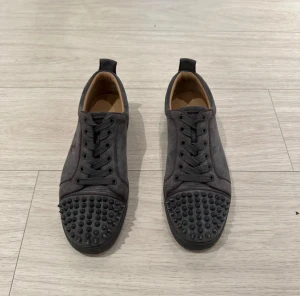 Loubs - Vill byta dem här loubsen mot några svarta eller mörkblåa så hör av dig om du vill byta! 