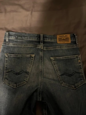 Blå Replay jeans - Säljer dessa väldigt snygga Replay jeansen för detta extremt låga priset. Dem är i väldigt gott skick utan några defekter alls! Dem har en riktigt najs passform och säljer då dem har växt ut mig!👌