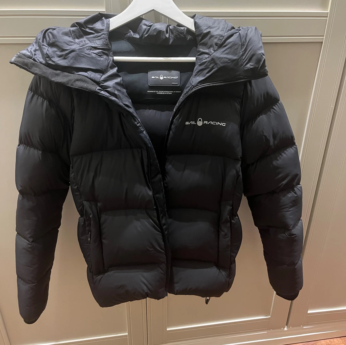 Svart dunjacka Sail Racing M