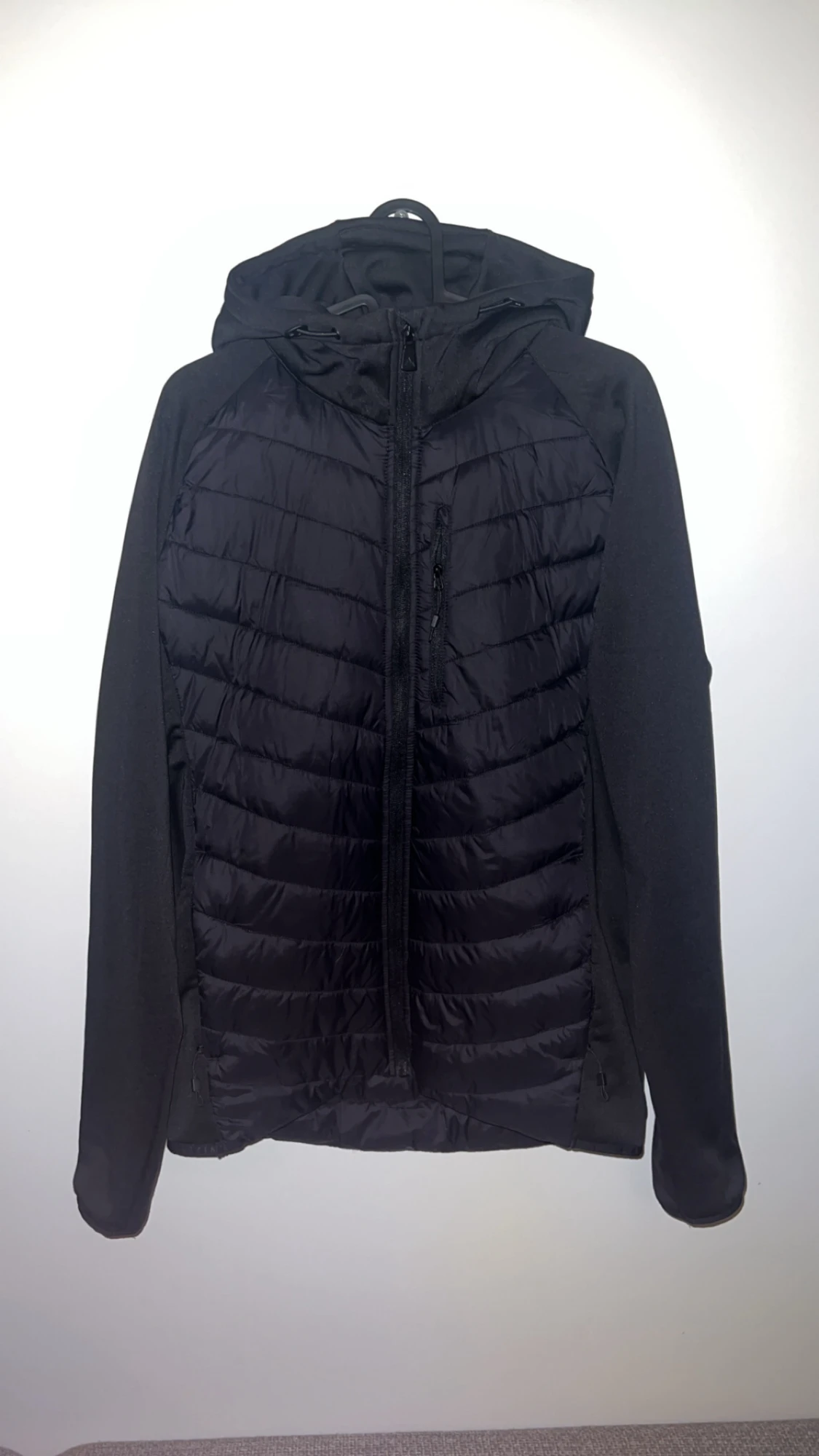 Svart quiltad pufferjacka med huva - 2