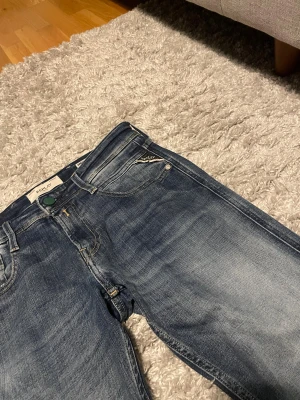 Replay anbass jeans - Säljer nu dessa replay jeans i modellen anbass, de är knappt använda alltså väldigt bra skick. Storlek W:29 L:30