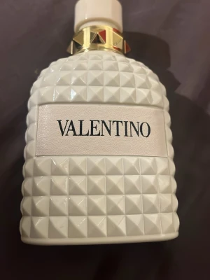 Valentino Uomo Born In Roma Ivory använd Max 3 spray - Helt oanvänd valentino ivory. Stilren och modern parfym från Valentino. Born In Roma Ivory är en Eau de Toilette på 100 ml, perfekt för dig som vill sticka ut med en exklusiv touch. Snygg flaska och trendig design – ett måste i din samling.