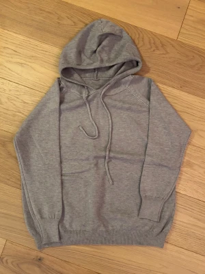 Cashmir hoodie - Helt ny cashmir hoodie, priset kan diskuteras 