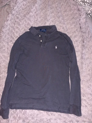 Ralph lauren - Piké från Ralph lauren, Storlek L i barn storlek 160-170 passar den perfekt till  