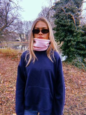 Ljusrosa buff - Ljusrosa buff som såväl är funktionell som snygg. Tillverkad i mjuk fleece som känns skön mot huden och håller dig varm under kyliga dagar. Enkel och stilren design som passar till de flesta outfits. Tillverkas av ett uf företag - kolla gärna in vår instagram @tone.uf🩷